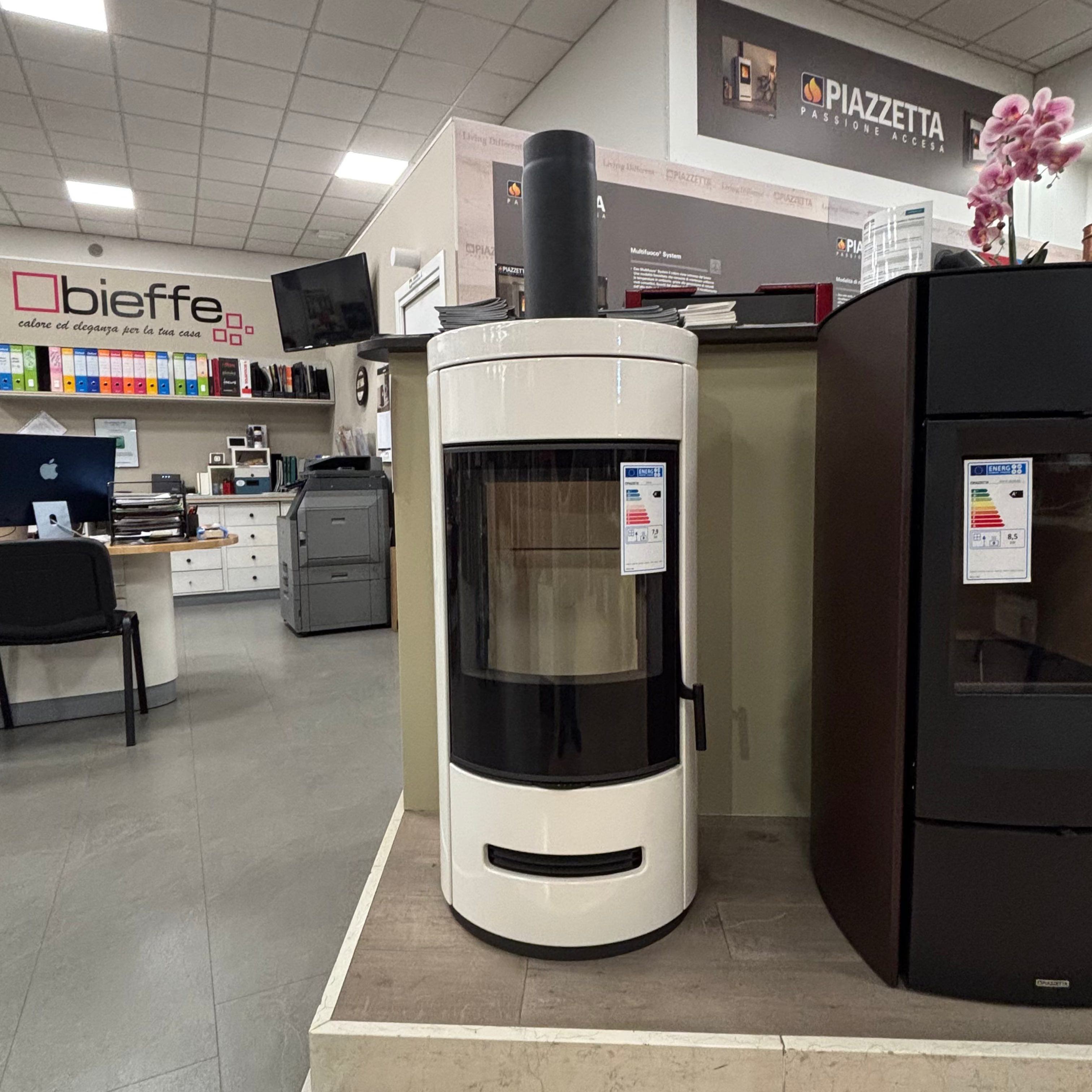 Stufa a Pellet Piazzetta E929 M 8,5 kW in Maiolica – Alta Efficienza per Ambienti fino a 100 m²