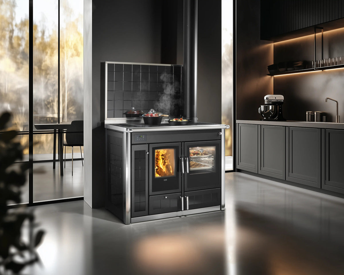 Termocucina Altea Plus con forno Klover, stufa a legna idraulica, con piano cottura e forno integrato, in acciaio nero.