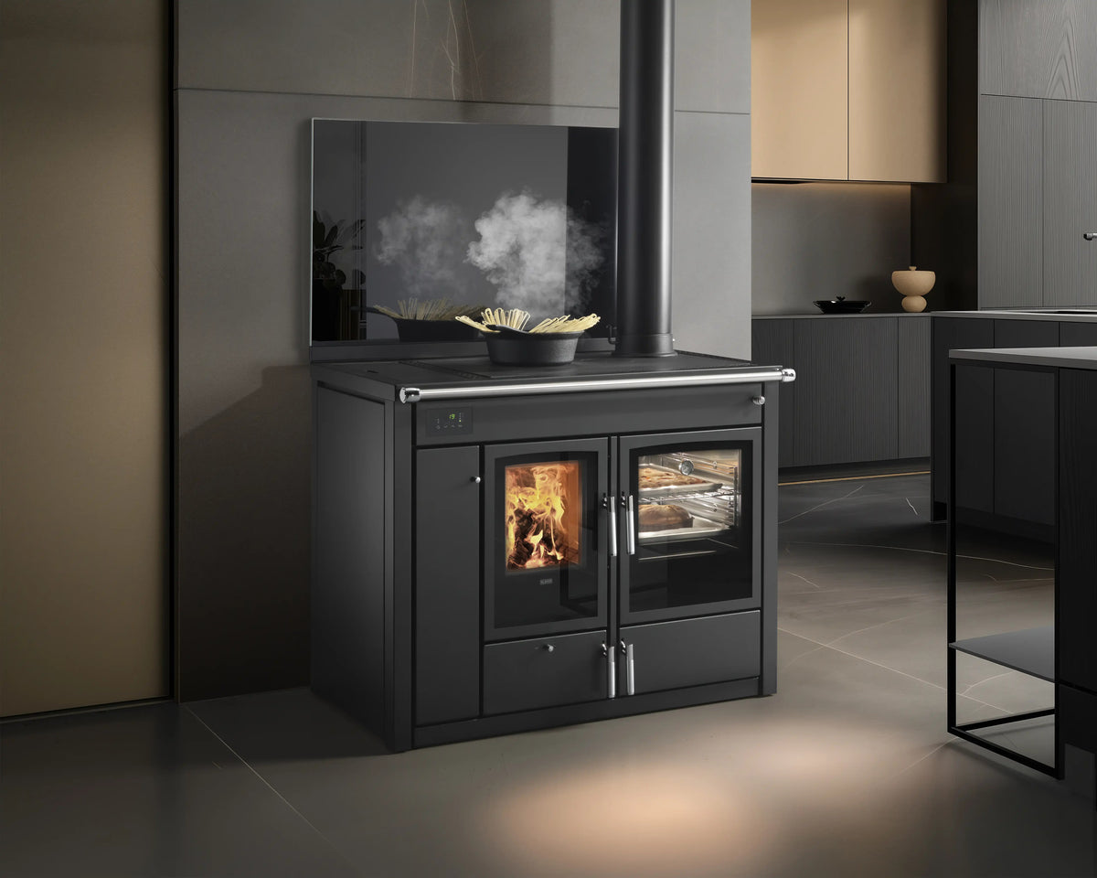 Termocucina Altea con forno Klover, termostufa a legna elegante con piano di cottura e forno integrato, in stile moderno.