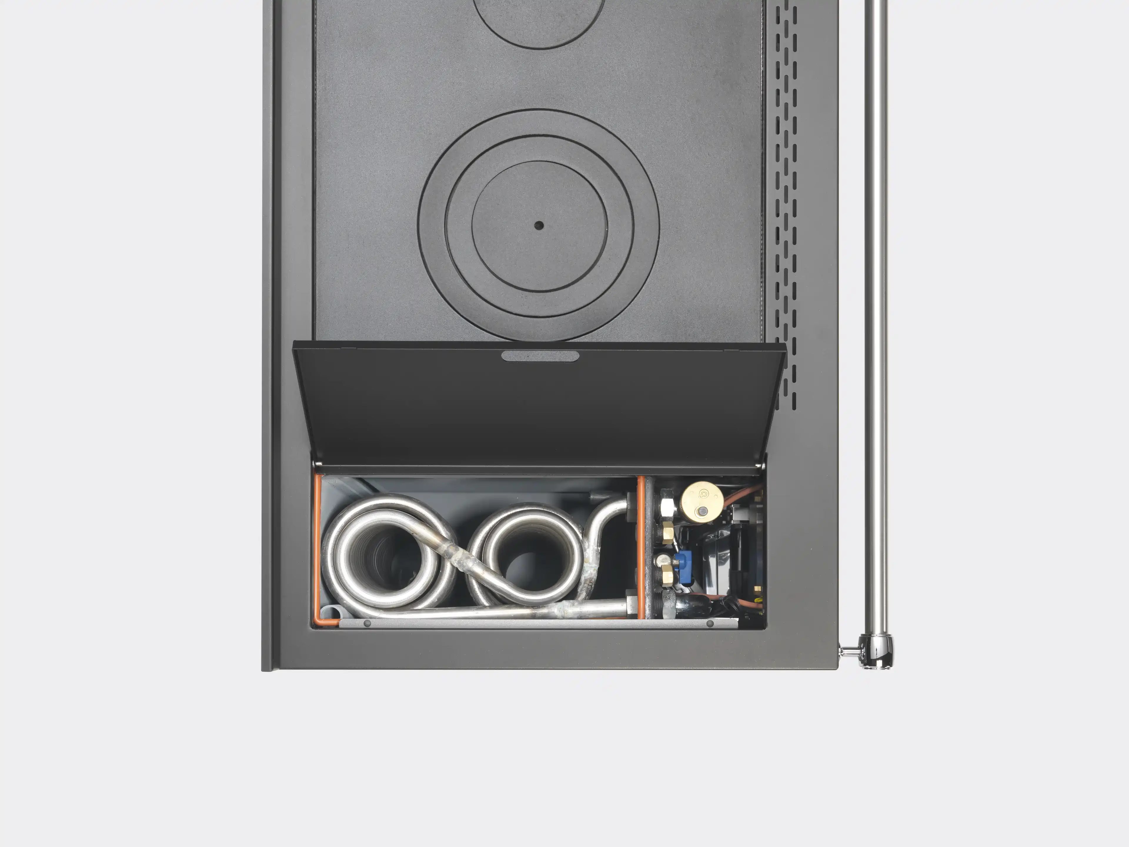 Termostufa a legna Klover Altea con forno, vista frontale con dettagli e maniglie in ottone, in ambiente domestico.
