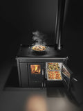 Termostufa a legna Klover Altea con forno, vista frontale con porta in vetro e dettagli moderni.