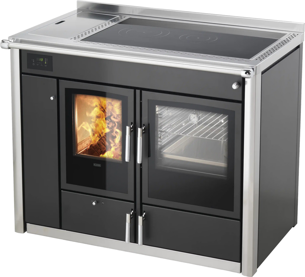 Termostufa a legna Klover Altea con forno, vista frontale con porta e maniglie in dettaglio.