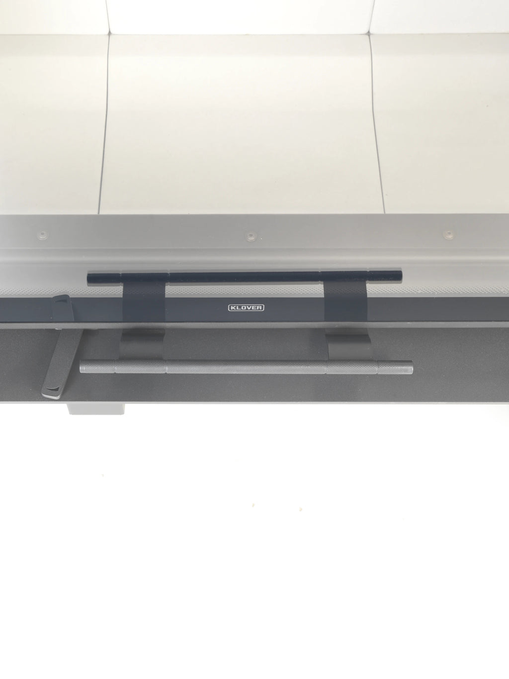 Maniglia frontale per caminetto a legna Klover Frontal Block 950, con dettagli in metallo e design funzionale.