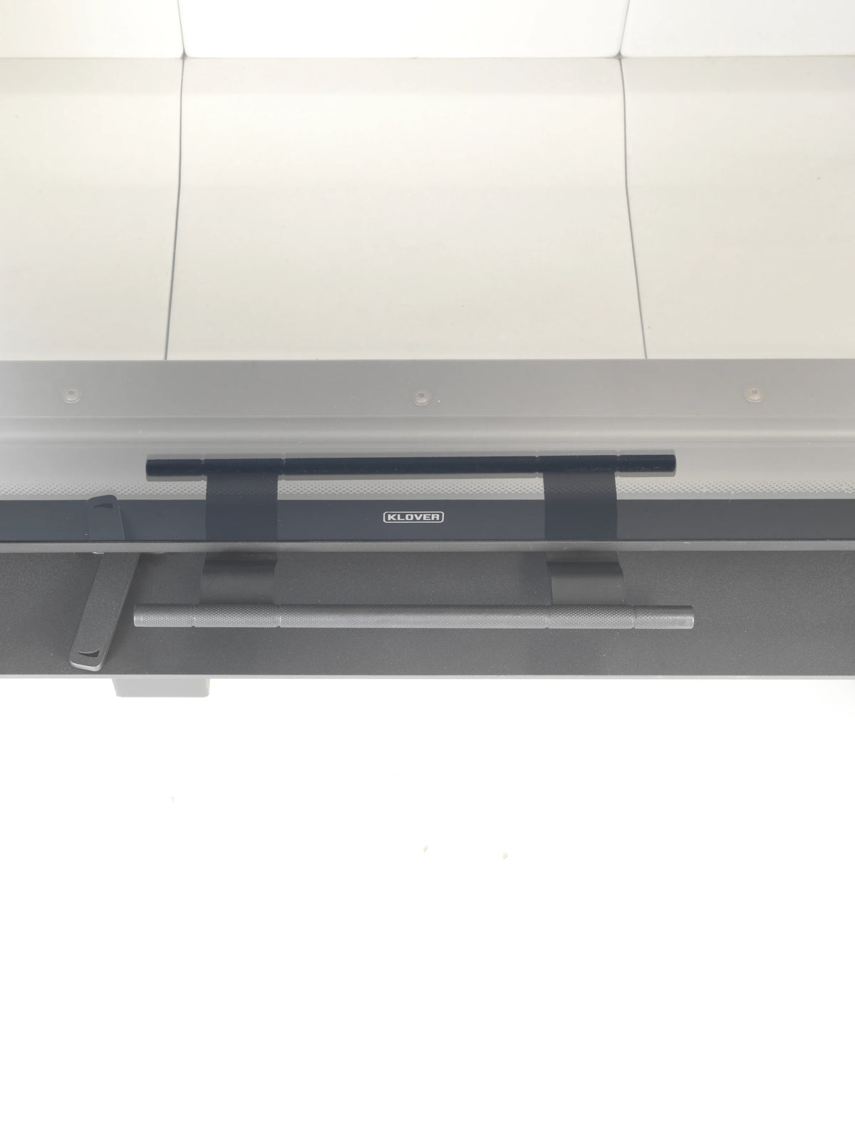Maniglia frontale per caminetto a legna Klover Frontal Block 950, con dettagli in metallo e design funzionale.