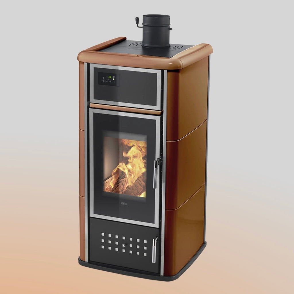 Termostufa a legna Klover Belvedere 20 con porta in vetro e finiture eleganti, ideale per riscaldamento domestico.
