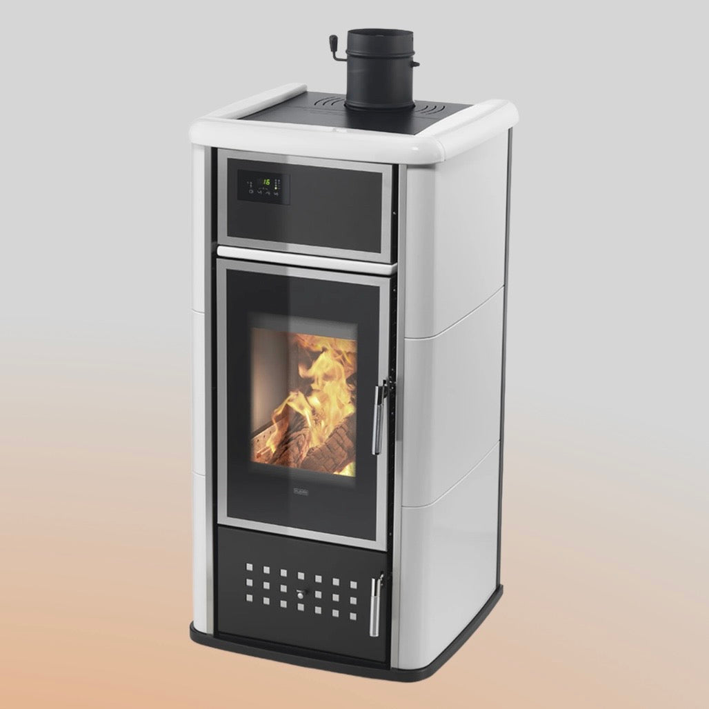 Termostufa a legna Klover Belvedere 20, vista frontale con porta in vetro e pannello di controllo.
