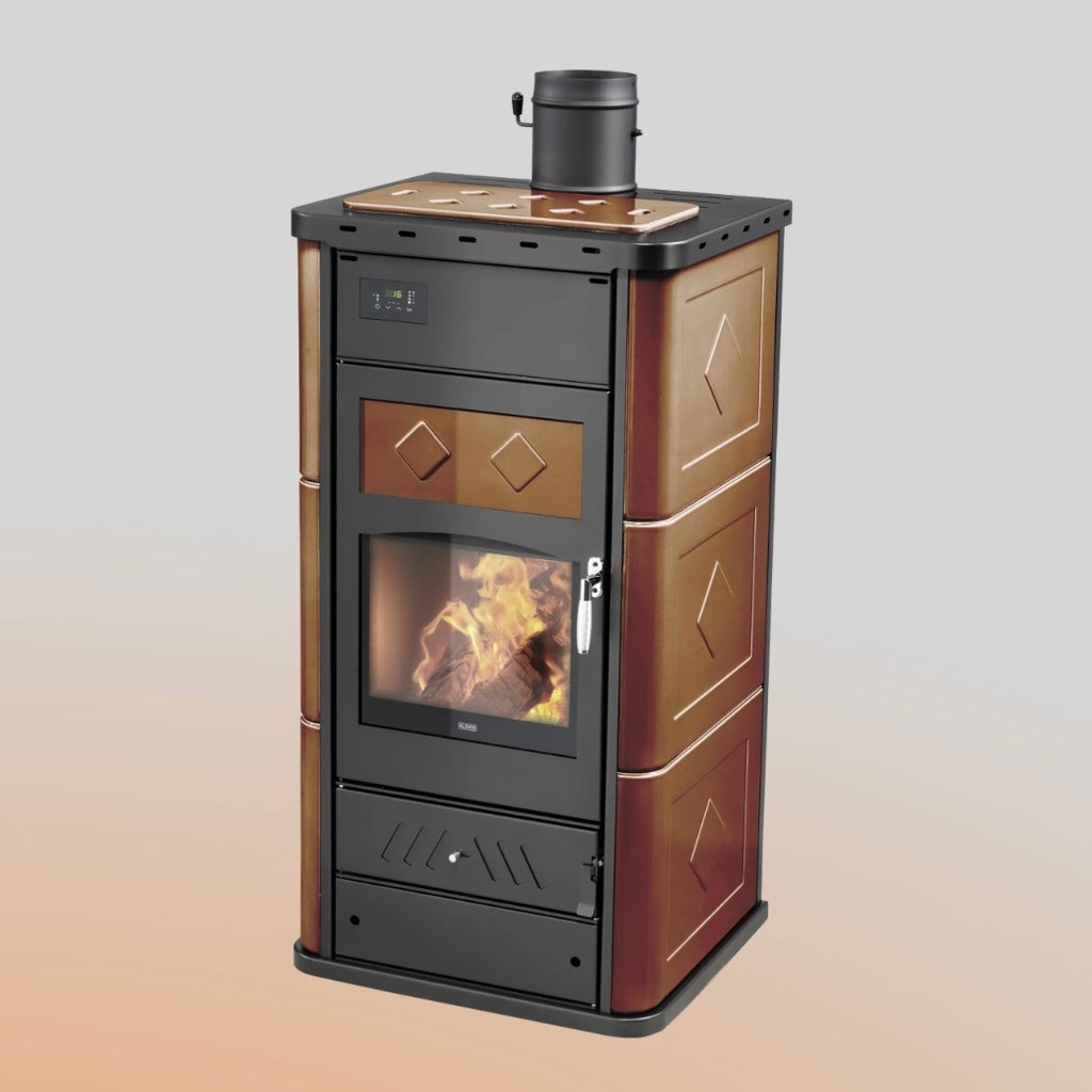 Termostufa a legna Klover Belvedere 30 con vetro frontale e pannello di controllo, design elegante e funzione di riscaldamento efficiente.