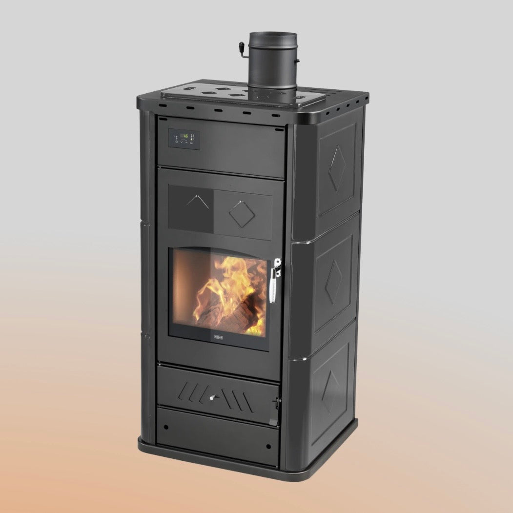 Termostufa a legna Klover Belvedere 30, vista frontale con porta in vetro e pannello di controllo.
