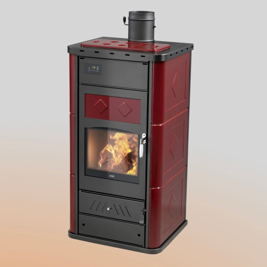 Termostufa a legna Klover Belvedere 30 con porta in vetro e pannello di controllo frontale, in uso in ambiente domestico.