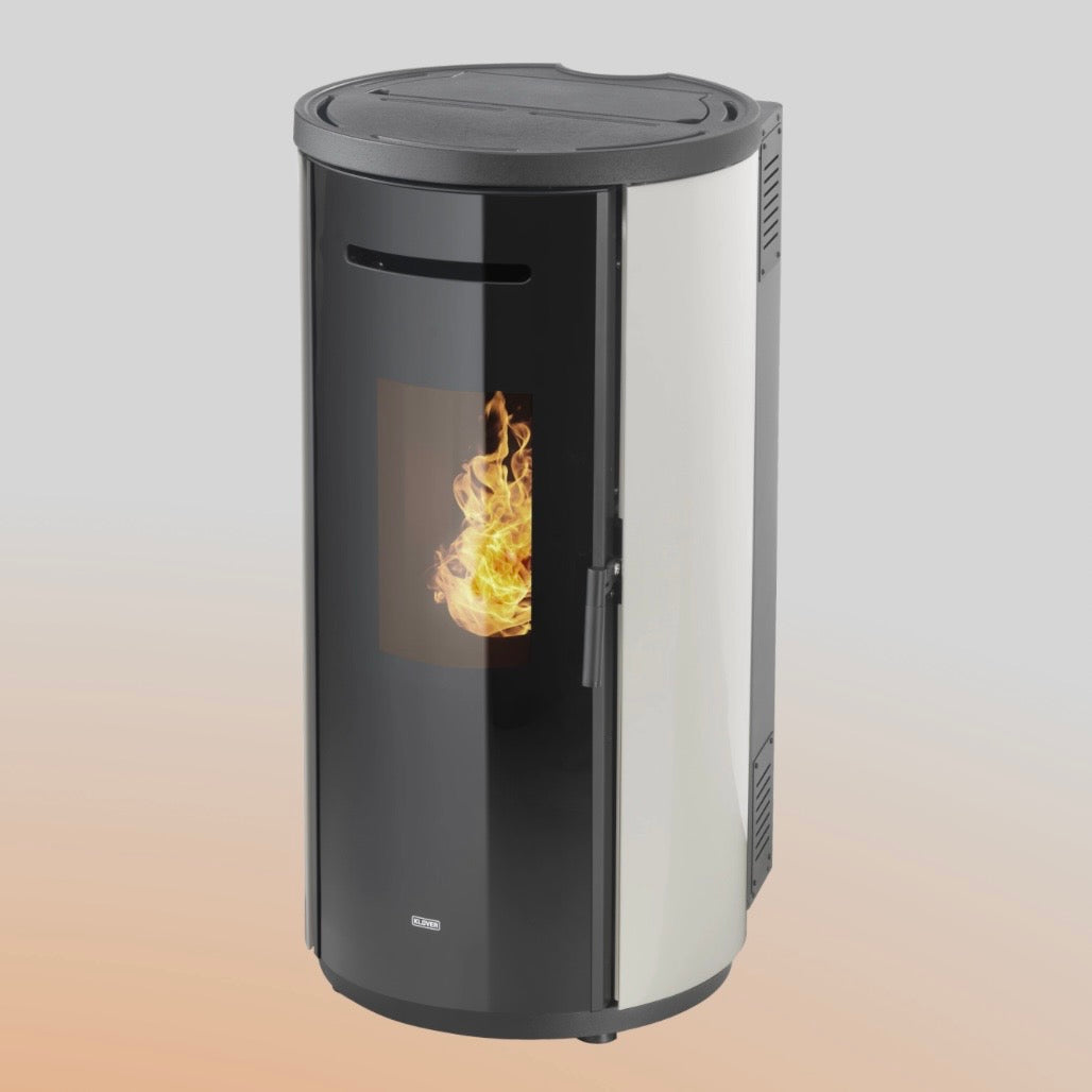 Stufa a pellet Klover Krono 80S con pannello di controllo e design moderno, visibile in immagine.