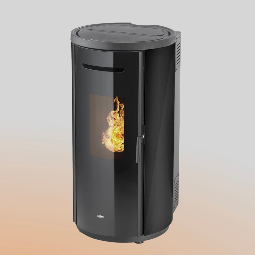 Stufa a pellet Klover Krono 80S con design moderno e display digitale, vista frontale dell'unità.