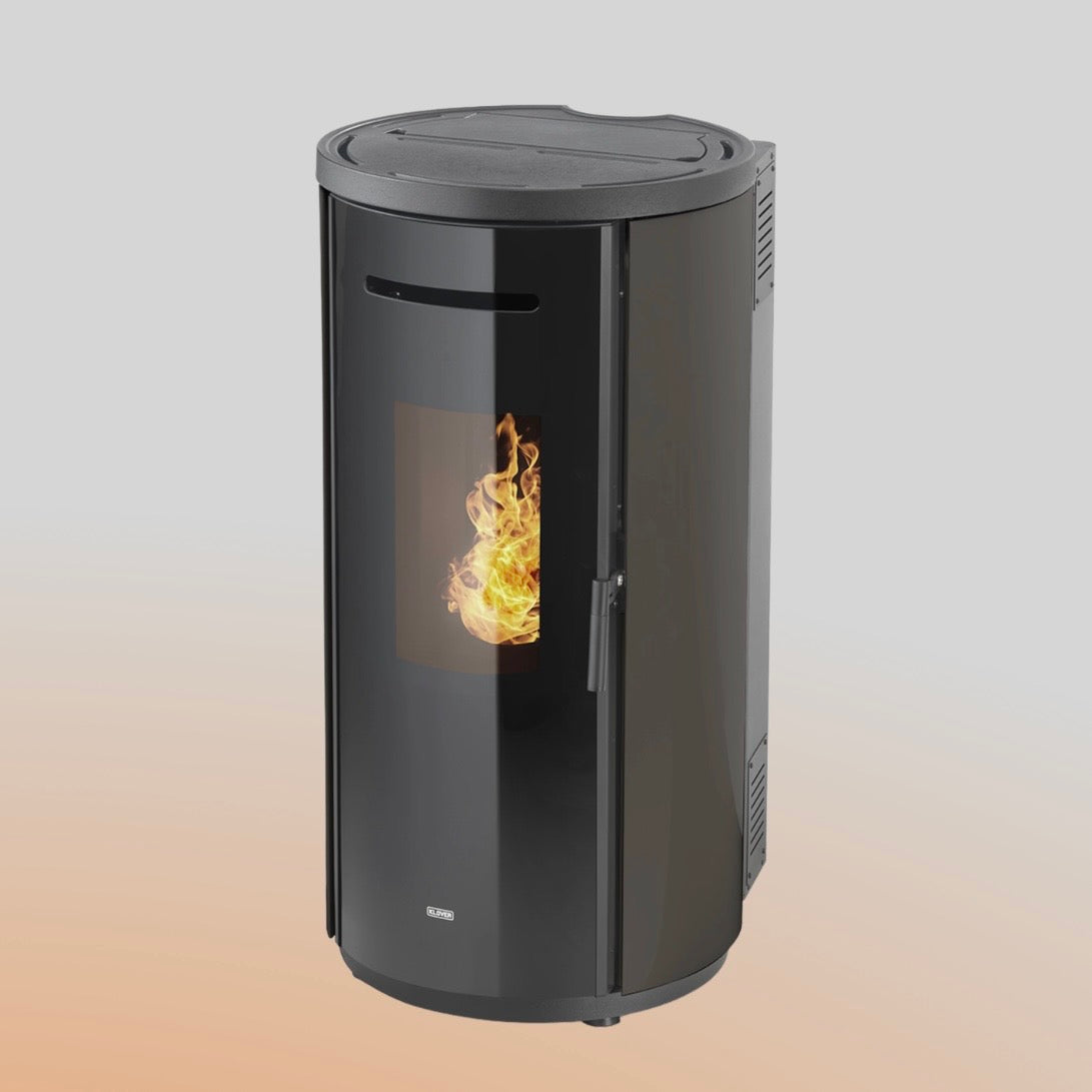 Stufa a pellet Klover Krono 80S in acciaio nero, con display digitale e vano pellet, ideale per riscaldamento domestico.
