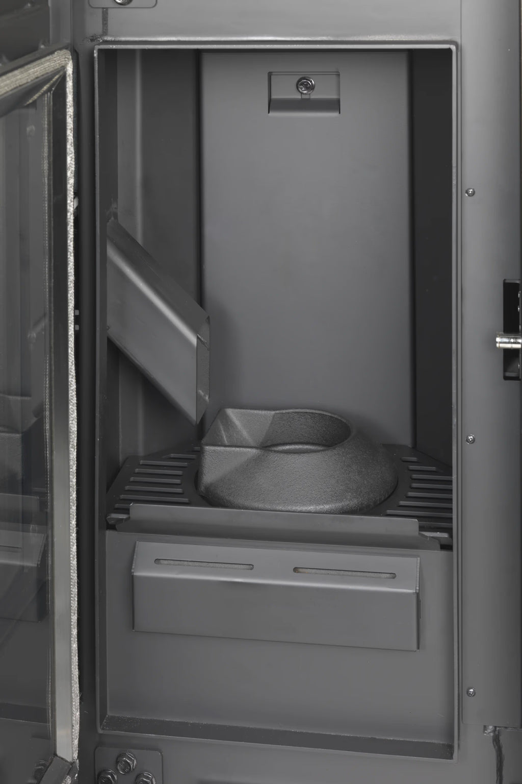 Stufa a pellet Klover Klin 80S con pannello di controllo e vetro frontale, ideale per riscaldamento domestico.