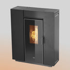 Stufa a pellet Klover Klin 80S con porta in vetro e finiture nere, ideale per riscaldamento domestico efficiente.