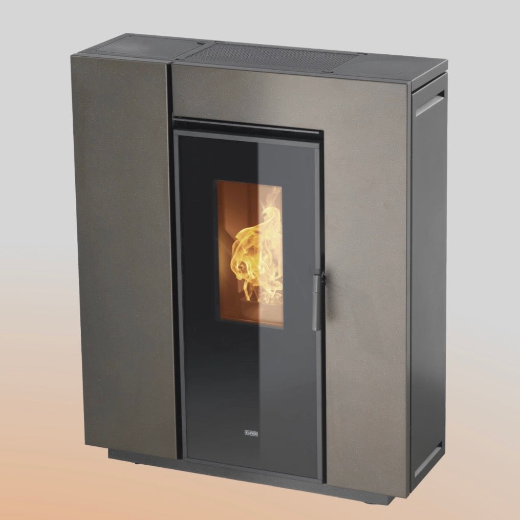 Stufa a pellet Klover Klin 80S con design moderno e dettagli in acciaio, visibile in primo piano nell'immagine