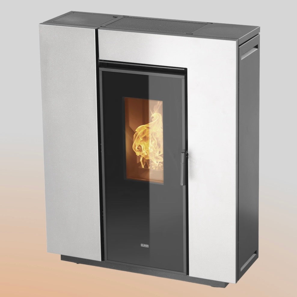 Stufa a pellet Klover Klin 80S con pannello di controllo digitale e focolare in acciaio, design compatto e moderno.