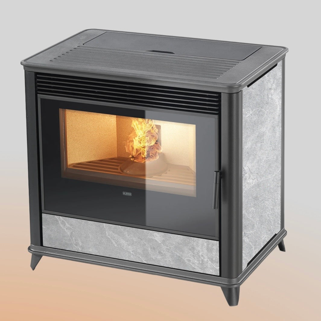 Stufa a pellet Lady Air di Klover con pannello di controllo e design moderno, accesa e in funzione.