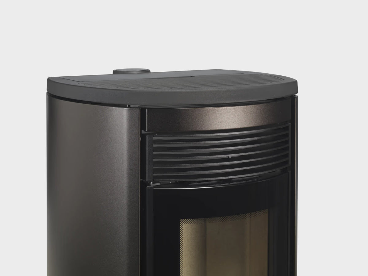 Stufa a pellet Klover Omega 120s AIR con display digitale e griglia di ventilazione frontale, in ambiente moderno.
