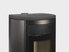 Stufa a pellet Klover Oblò Air con design moderno e superficie in vetro, visibile nella foto.