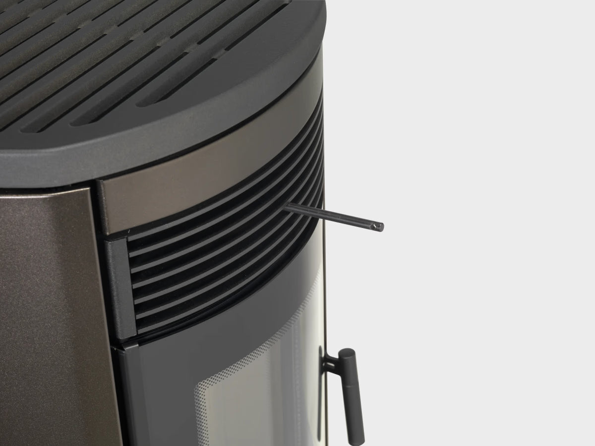 Stufa a pellet Klover Omega 120s AIR con pannello di controllo e vetro frontale, eleganti dettagli in acciaio e design moderno