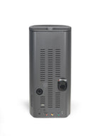 Stufa a pellet Klover Omega 120S Air con frontale in acciaio nero e display digitale, vista laterale con uscita fumi e pannello di controllo