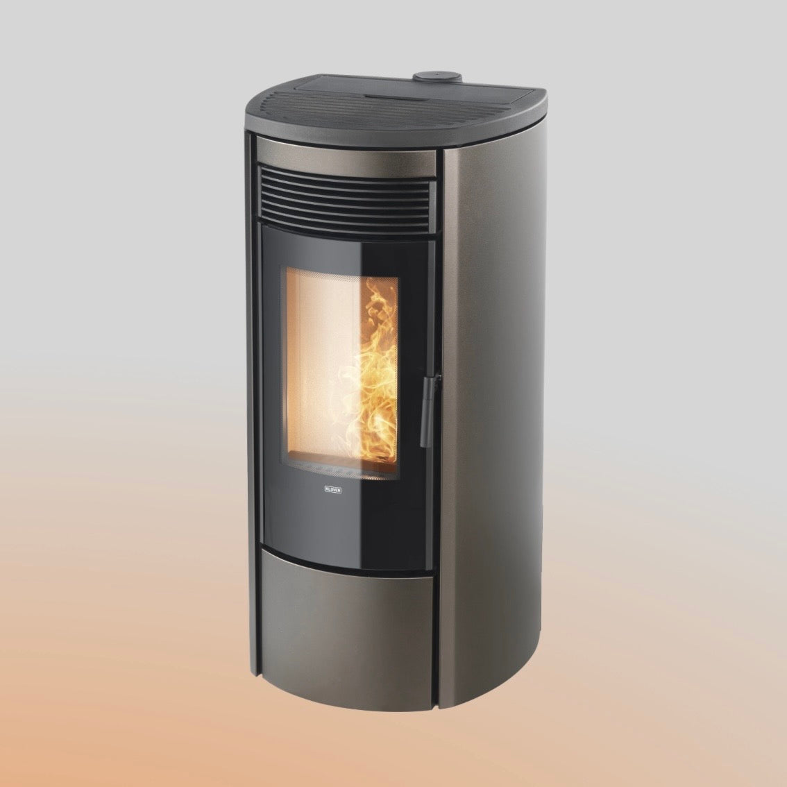 Stufa a pellet Klover Omega 120s AIR con display digitale e porta in vetro, progettata per riscaldare ambienti domestici.