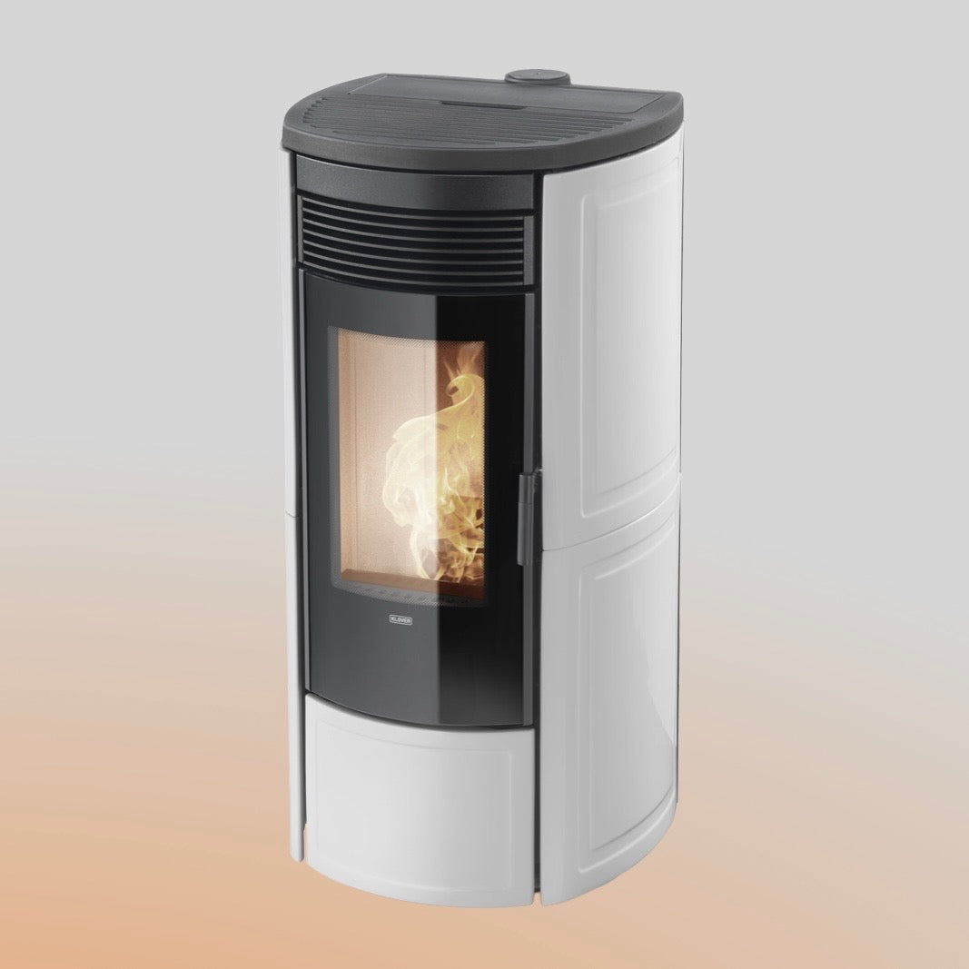 Stufa a pellet Klover Omega 120 S Plus Air con display digitale e braciere in acciaio, vista frontale.