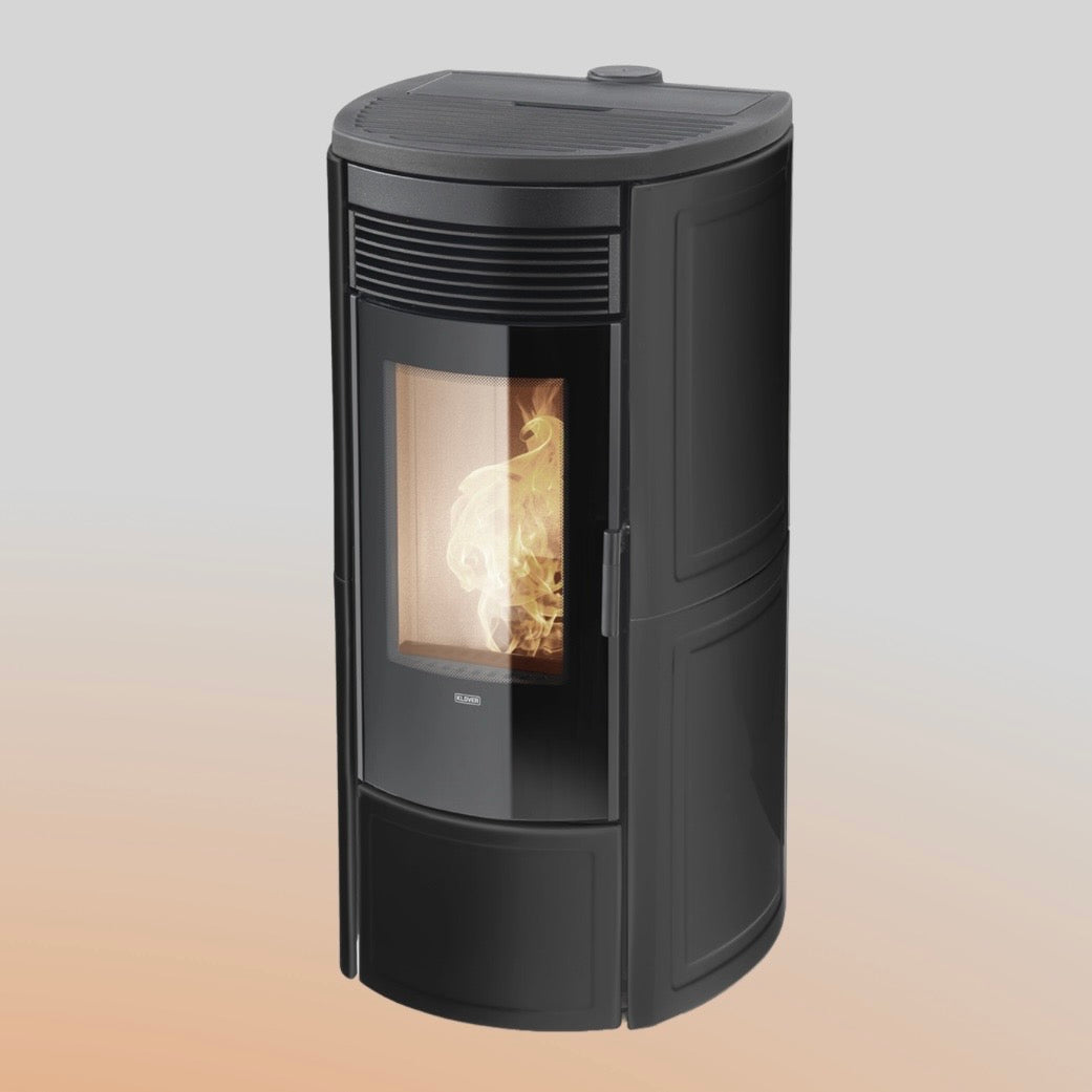 Stufa a pellet Klover Omega 120 S Plus Air con design moderno e display digitale, vista frontale con pannello di controllo.