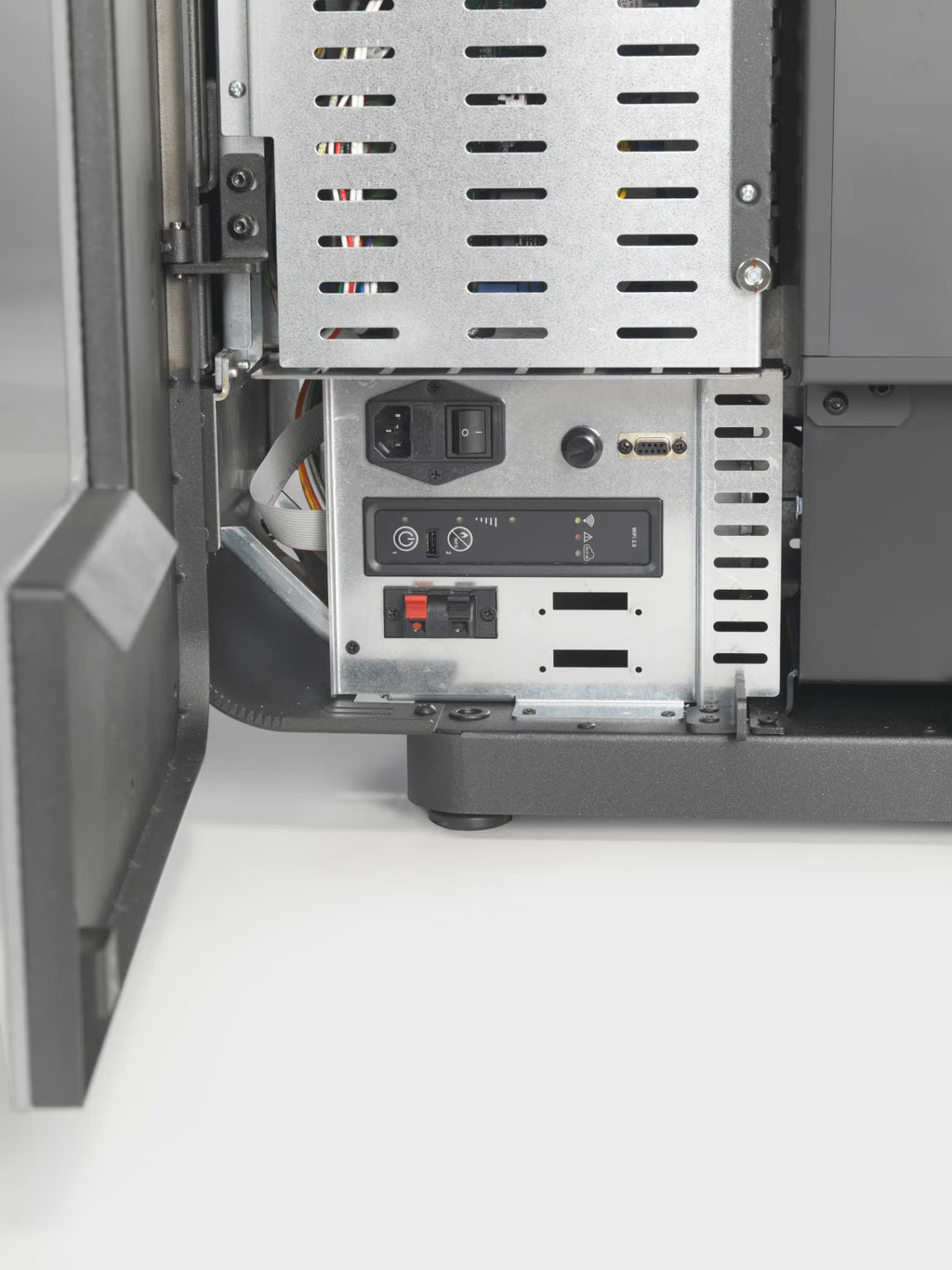 Stufa a pellet Astra 100 S Air Klover, con display digitale e struttura moderna, visibile in immagine.