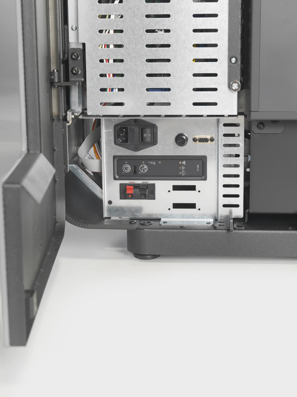 Stufa a pellet Astra 100 S Air Klover, con display digitale e struttura moderna, visibile in immagine.