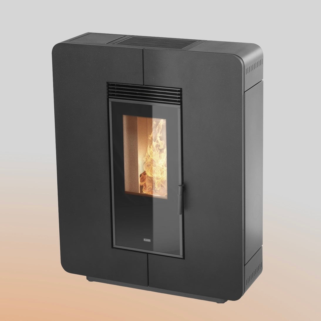 Stufa a pellet Astra 100 S di Klover con display digitale e design moderno, visibile in questa immagine.