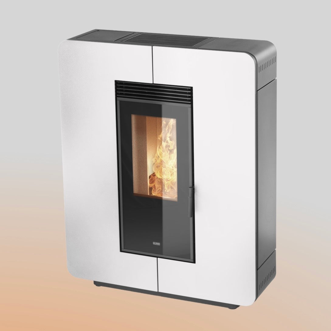 Stufa a pellet Klover Astra 100 S Air con display digitale e vetro frontale nero, moderna ed efficiente.