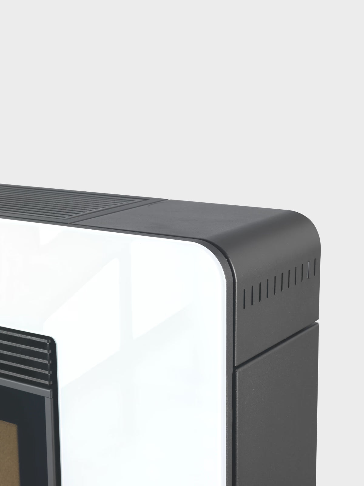 Stufa a pellet Astra Glass Air di Klover con design elegante e rivestimento in vetro per riscaldamento efficiente.