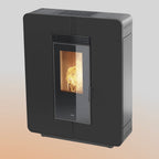 Stufa a pellet Astra Glass Air di Klover con porta in vetro trasparente e design moderno, visibile in immagine.