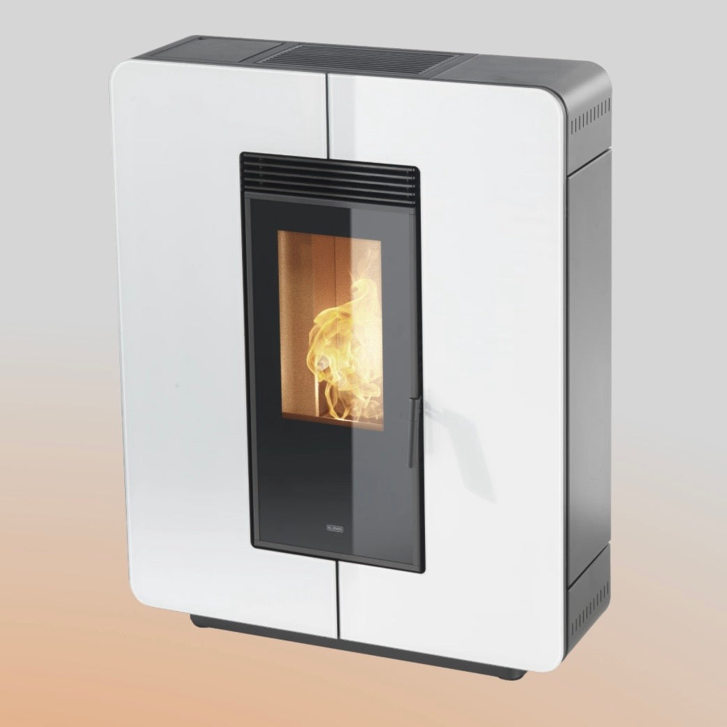 Stufa a pellet Astra Glass Air di Klover con rivestimento in vetro e design moderno, visibile nell'immagine.
