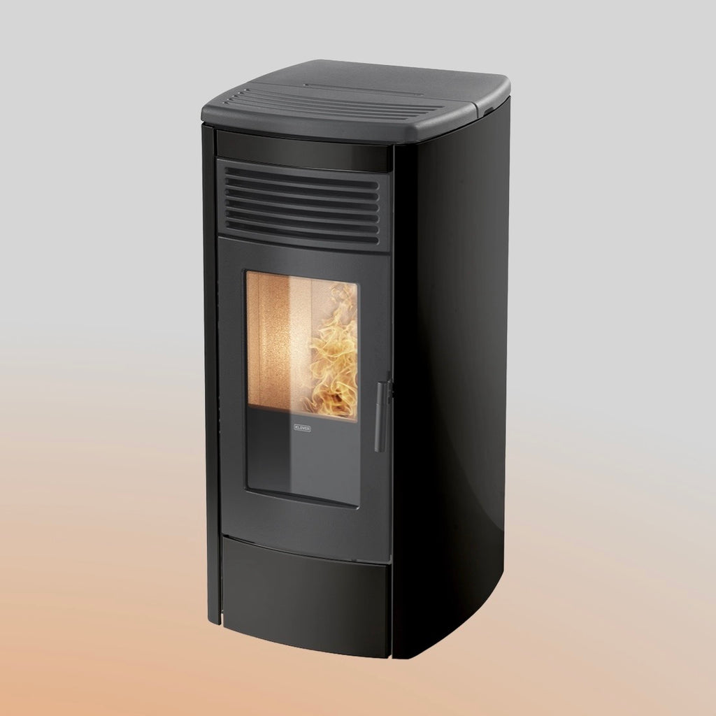 Stufa a pellet Klover Aura 120s Air con display digitale e finitura elegante, vista frontale con pannello di controllo.