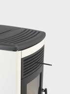 Stufa a pellet Klover Aura 80s Air con porta in vetro e finiture moderne, ideale per riscaldare ambienti domestici.