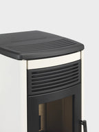 Stufa a pellet Aura 80s Air di Klover, con pannello di controllo e design moderno, visibile in immagine.