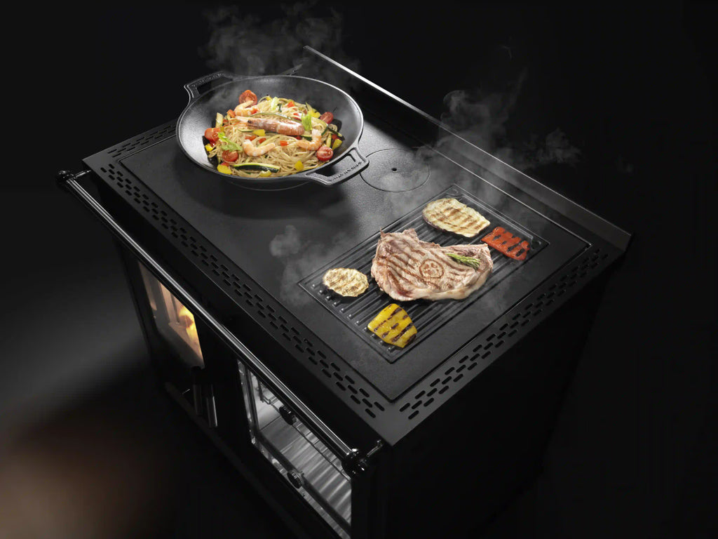 Stufa a legna Klover Star 90 con porta in vetro e design moderno, ideale per riscaldare ambienti domestici.
