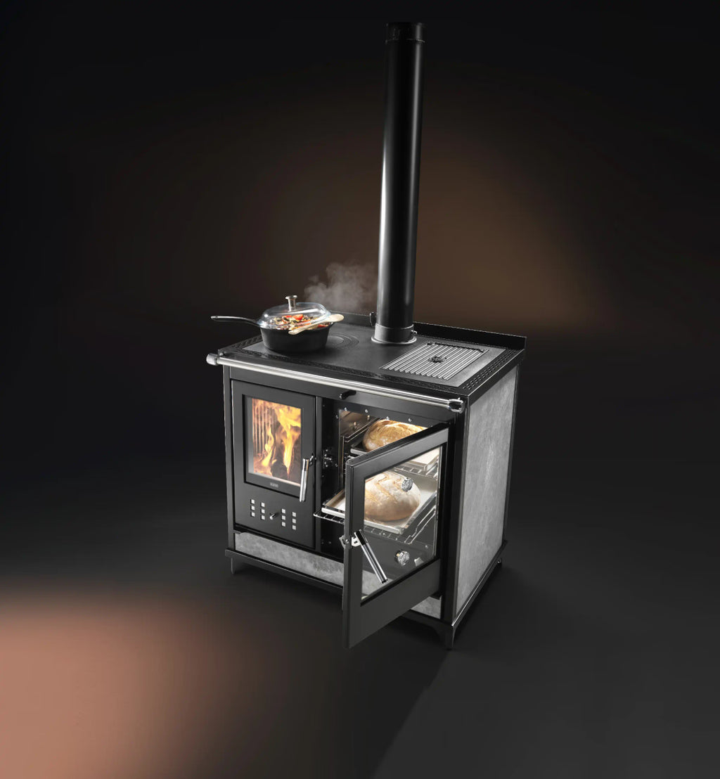Stufa a legna Klover Star 90 Classic con porta in vetro e design elegante, ideale per riscaldare ambienti domestici.
