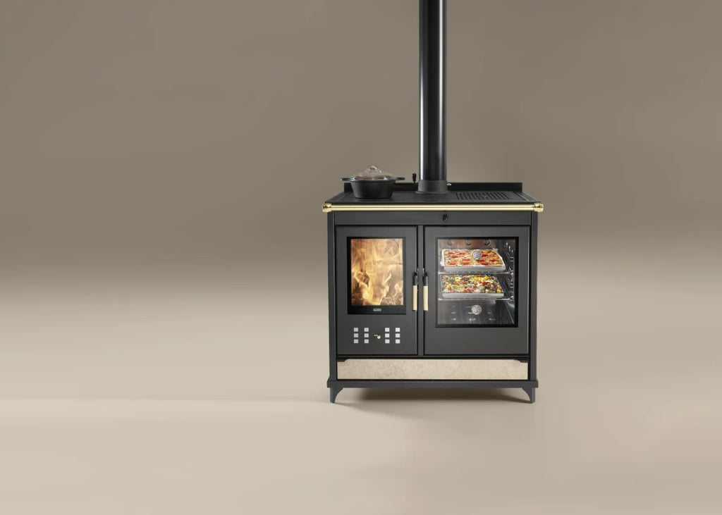Stufa a legna Klover Star 90 Country con porta in vetro e design classico, ideale per riscaldare ambienti domestici.