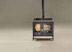 Stufa a legna Klover Star 90 Country con porta in vetro e design classico, ideale per riscaldare ambienti domestici.