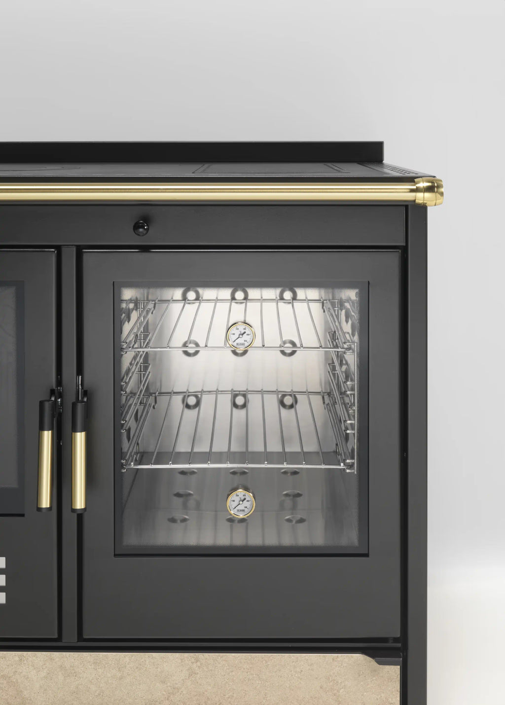 Stufa a legna Klover Star 90 Country con porta in vetro e finiture in acciaio, ideale per riscaldare ambienti domestici.