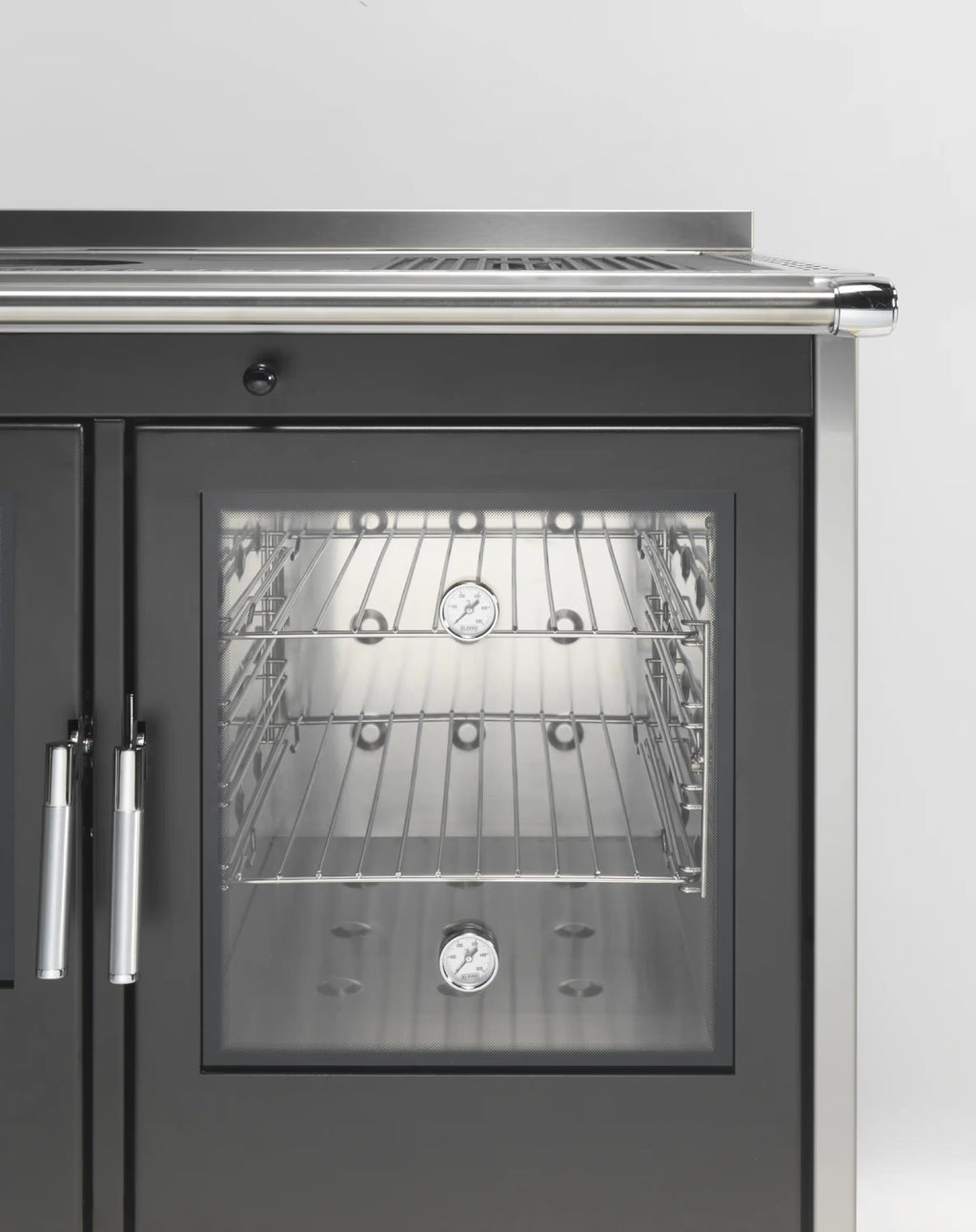 Stufa a legna Klover Star 90 Inox con porta in vetro e corpo in acciaio inossidabile, progettata per riscaldamento efficiente.