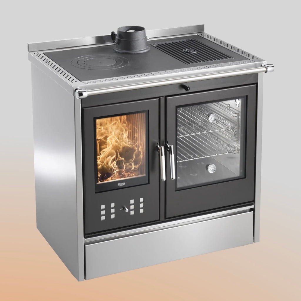 Stufa a legna Klover Star 90 Inox con struttura in acciaio inox, mostrata con porta e camino, ideale per riscaldamento domestico