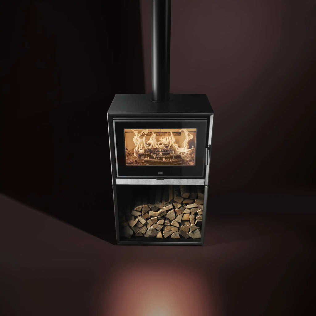 Stufa a legna Klover Venus con design elegante e dettagli in metallo, vista frontale con porta e maniglie visibili.