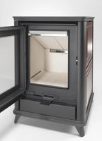 Stufa a legna Klover Miss Wood con design elegante e finiture in acciaio, visibile con porta aperta e focolare interno.