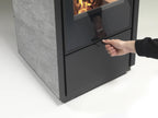 Stufa a legna Klover Swiss Core in acciaio nero con porta e maniglie robuste, ideale per riscaldare ambienti domestici.