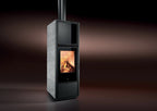 Stufa a legna Swiss Core della marca Klover, con design moderno e spazio per il combustibile, vista frontale.