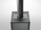 Stufa a legna Swiss Core della marca Klover, con design elegante e superficie in acciaio, pronta per riscaldare gli ambienti.